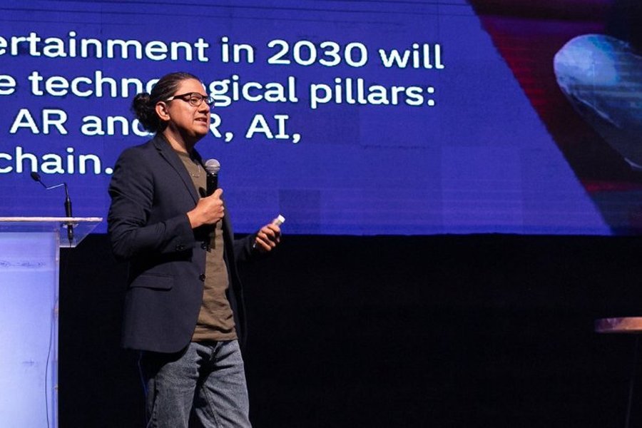 Isaac dando una conferencia sobre tecnología
